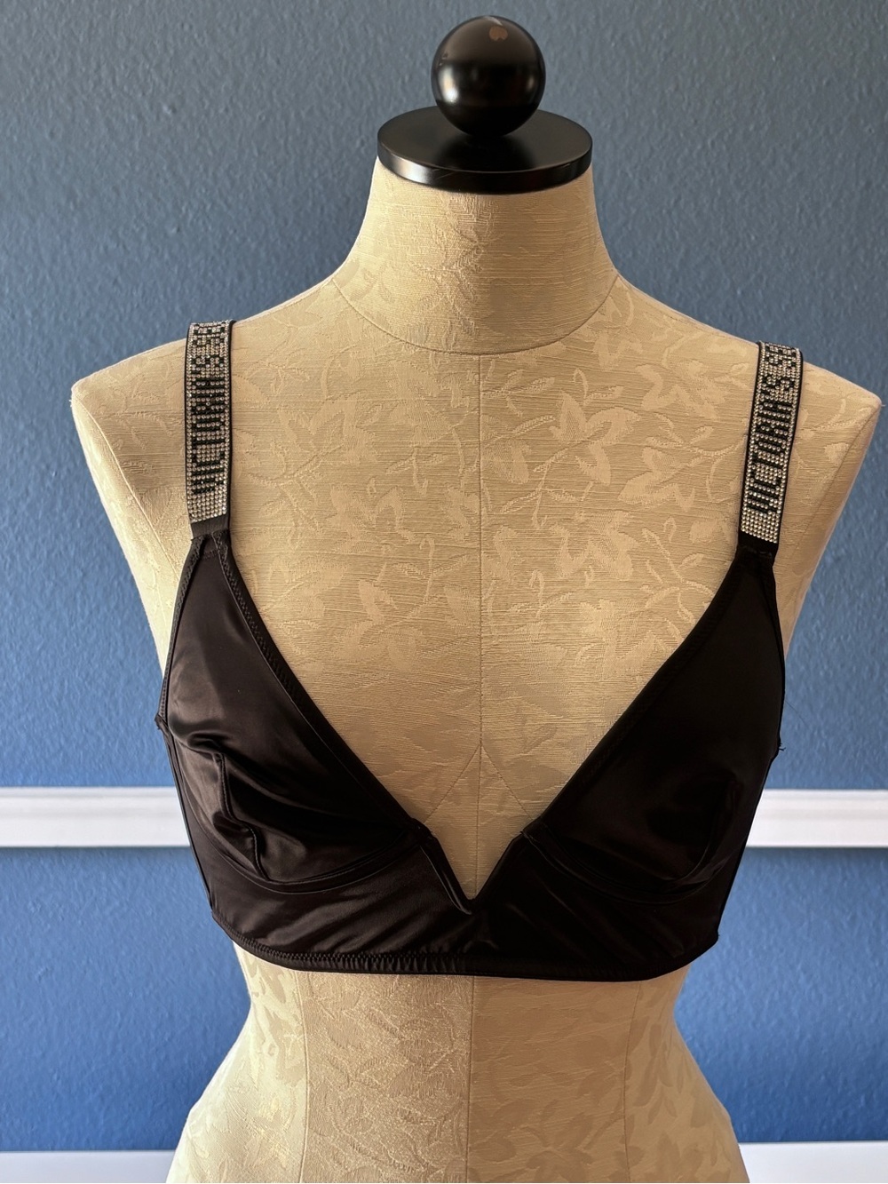 Victoria’s Secret Black Satin V-Plunge Bralette in Medium